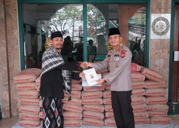 Polres Metro Bekasi Peduli Tempat Ibadah: Kapolres Serahkan 50 Sak Semen untuk Masjid Jamie Al-Ma’mur Kalijaya