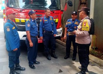 Antisipasi Kebakaran, Bhabinkamtibmas Gondangdia Gandeng Damkar Sosialisasi di RW 04
