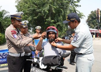 4.	Operasi Patuh Jaya 2025,Satlantas Polresta Bandara Soetta Bagikan Helm SNI Kepada Pengguna Kendaraan Roda Dua