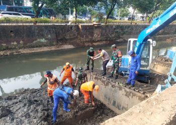 Sinergi TNI-Polri dan Stakeholder Buka Kegiatan Normalisasi Anak Sungai Ciliwung di Jakarta Pusat