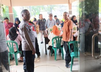 BHABINKAMTIBMAS KELURAHAN PADURENAN MONITORING PEMBAGIAN PENERIMA BANTUAN PANGAN (PBP) DI KELURAHAN PADURENAN, KECAMATAN MUSTIKAJAYA