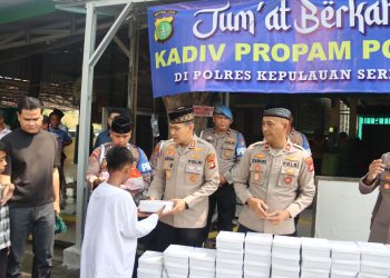Kapolres Kepulauan Seribu Bersama Si Propam Bagikan 230 Nasi Kotak Usai Sholat Jumat di Masjid Baitul Jannah