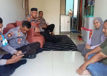 Bentuk Empati dan Kepedulian, Kapolsek Bekasi Barat Jenguk Anggota yang Alami Kecelakaan