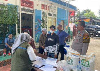 Pantau Bansos Tepat Sasaran, Bhabinkamtibmas Kawal Penyaluran Beras di Menteng