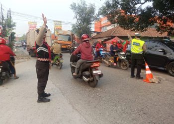 Polsek Serang Baru Laksanakan Gatur Lalin Pagi, Arus Kendaraan di Kawasan Industri Ramai Lancar