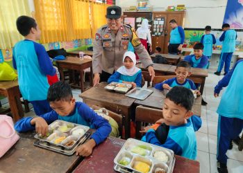 Polsek Cakung Kawal Pembagian 3.235 Makanan Bergizi Gratis di 11 Sekolah
