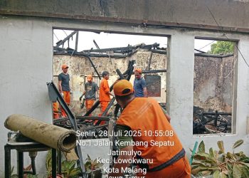 Polsek Senen Bersama Unsur Terkait Lakukan Pembersihan Pasca Kebakaran di Pasar Gaplok