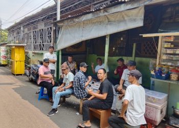 Dekat dengan Warga, Bhabinkamtibmas Kelurahan Kebon Manggis Sambangi RW 02: Bahas Masalah Lingkungan dan Keamanan Bersama Ketua RW dan RT