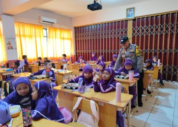 Polsek Cakung Monitoring Pembagian Makan Bergizi Gratis di Sekolah-sekolah Penggilingan: Wujud Dukungan pada Program Pemerintah