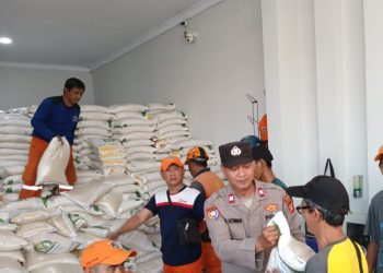 Polsek Jatinegara Amankan Pendistribusian Beras Bulog untuk Warga Kampung Melayu