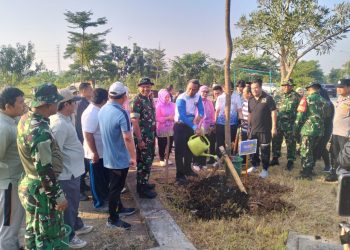 Wali Kota Jakarta Timur Tanam 20 Pohon Mahoni di Danau JGC Cakung Timur
