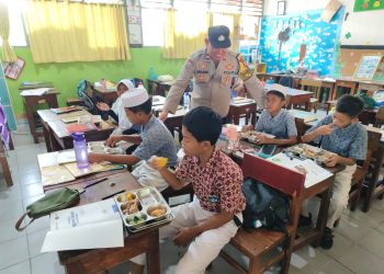 Polsek Cakung Kawal Pembagian 3.235 Porsi Makanan Bergizi Gratis di 11 Sekolah