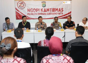 TANGERANG – Kapolresta Bandara Soekarno-Hatta Kombes Pol Ronald Sipayung dicurhati masyarakat terkait kondisi keamanan di wilayah hukum pada malam hari.
