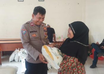 Bhabinkamtibmas Jatirahayu Kawal Ketat Penyaluran Bantuan Pangan untuk 2.292 Warga