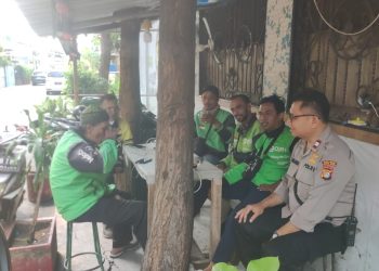 Kapolsubsektor Kayu Awet Sambangi Pemukiman, Sampaikan Imbauan Kamtibmas kepada Komunitas Ojol