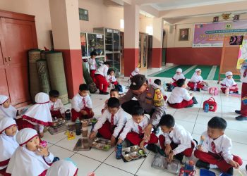 Polsek Cakung Monitoring Pembagian 3.127 Porsi Makan Bergizi Gratis di Penggilingan