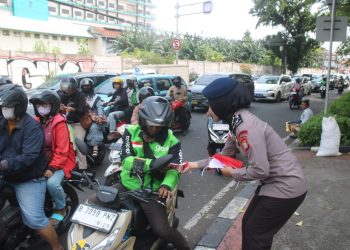Sambut Hari Kemerdekaan RI, Brimob Polda Metro Jaya Bagikan 5.000 Bendera Merah Putih di Tiga Titik Strategis Jakarta Pusat