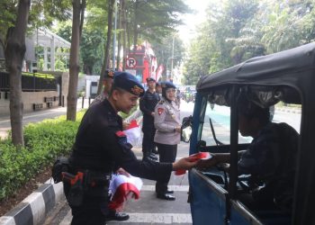 Semarak Merah Putih, Anggota Brimob Metro Jaya Bagikan 5.000 Bendera ke Masyarakat