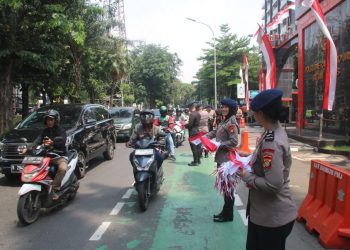 Brimob Metro Jaya Bagikan 5.000 Bendera Merah Putih kepada Warga Jakarta Jelang Hari Kemerdekaan RI