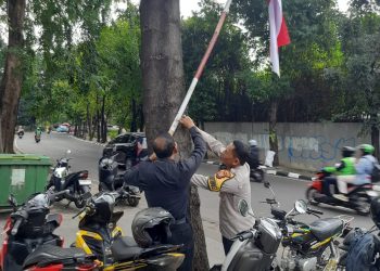 Bersama Warga Bhabhinkamtibmas Kelurahan Gunung Pemasangan Bendera dan Umbul-Umbul HUT RI Ke-80