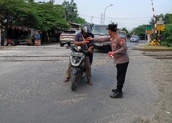 Semarak Kemerdekaan, Kapolsek Cikarang Timur Bagikan Bendera Merah Putih kepada Warga dan Pengguna Jalan