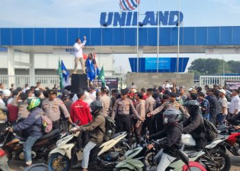 Polres Metro Bekasi dan Polsek Cikarang Barat Lakukan Pengamanan Ketat Aksi Unjuk Rasa Damai di PT. MIDEA Cibuntu