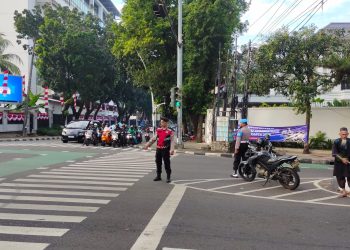Pengaturan Lalu Lintas oleh Samapta Polsek Metro Kebayoran Baru
