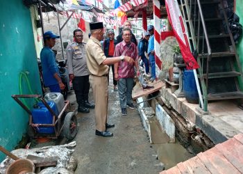 Fokus Cegah Genangan, Bhabinkamtibmas Kawal Kegiatan Normalisasi Saluran