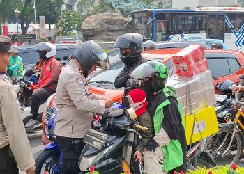 Meriahkan Semangat Kemerdekaan, Polsek Metro Gambir Bagikan Bendera Merah Putih kepada Pengendara