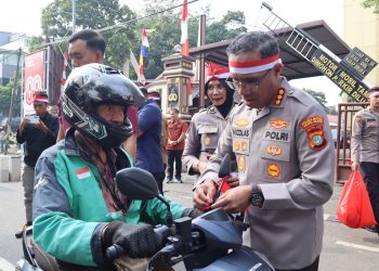 Polres Metro Jakarta Selatan Melaksanakan Pembagian dan Pemasangan Bendera Merah Putih Sambut HUT RI ke-80