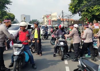Polsek Pancoran Bagikan Bendera Merah Putih, Kobarkan Semangat Nasionalisme Jelang HUT RI ke-80