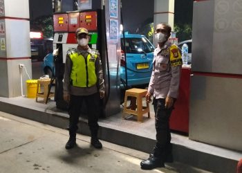 Polisi Sambangi SPBU di Jalan Raya Kodau Bekasi