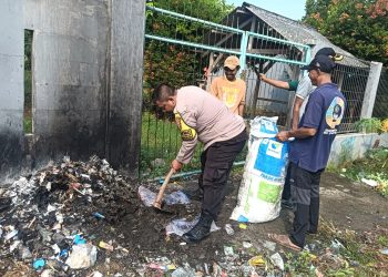 Bhabinkamtibmas Kedungwaringin Ajak Warga Karangmekar Jaga Kebersihan Lewat Jumat Bersih