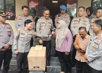 Kapolres Metro Jakarta Selatan Serahkan Tali Asih Kepada Penjual Es Keliling Korban Curanmor Di Bintaro