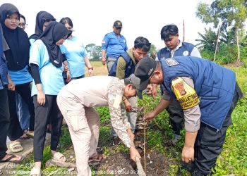Bhabinkamtibmas Pebayuran Dampingi Mahasiswa UBP KKN, Tanam 40 Pohon untuk Hijaukan Desa Karanghaur