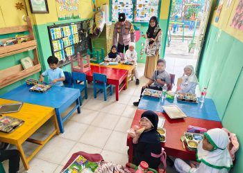 Polisi Hadir, Anak Negeri Tersenyum: Wujud Kepedulian dalam Program Makanan Bergizi di Cakung