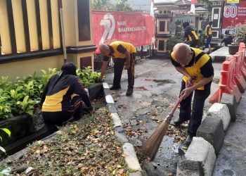 Wujudkan Lingkungan Kerja yang Bersih dan Sehat, Polsek Cipayung Gelar Jumat Bersih