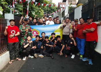 Bhabinkamtibmas Kebon Pala Kawal Jalan Santai RW 011 Sambut HUT ke-80 RI