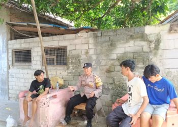 Bhabinkamtibmas Pulau Kelapa Jalin Silaturahmi dan Sampaikan Pesan Kamtibmas kepada Warga