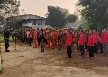 Gotong Royong Unsur 4 Pilar dan Warga Bersihkan Bantaran Kali Ciliwung Sambut HUT ke-80 RI