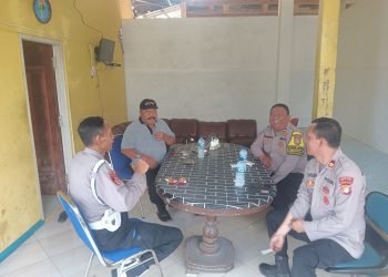 Bhabinkamtibmas Polsek Kedungwaringin Jalin Silaturahmi dengan Kepala Desa Karangmekar, Sampaikan Imbauan Kamtibmas