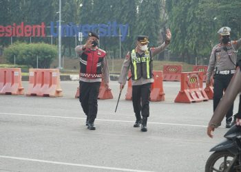 Kapolres Metro Bekasi Pimpin Yanmas Pagi di TL Pos Lantas Jurong, Pastikan Kelancaran dan Keamanan Lalu Lintas