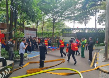 Bhabinkamtibmas dan Babinsa Karet Tengsin Monitoring Latihan Evakuasi Kebakaran di Apartemen Sudirman Hill – Somerset