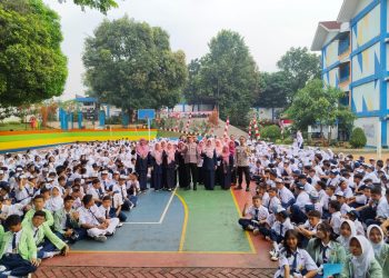 Bina Pelajar Sejak Dini, Kapolsek Makasar Jadi Irup dan Narasumber di SMPN 214 Jakarta Timur