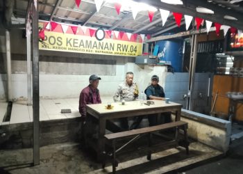 Bhabinkamtibmas Kebon Manggis Patroli Malam Bersama Hansip Jaga Perbatasan Timur-Selatan