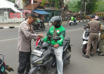 Sambut HUT RI ke-80, Polsek Matraman Bagikan Bendera Merah Putih ke Pengguna Jalan