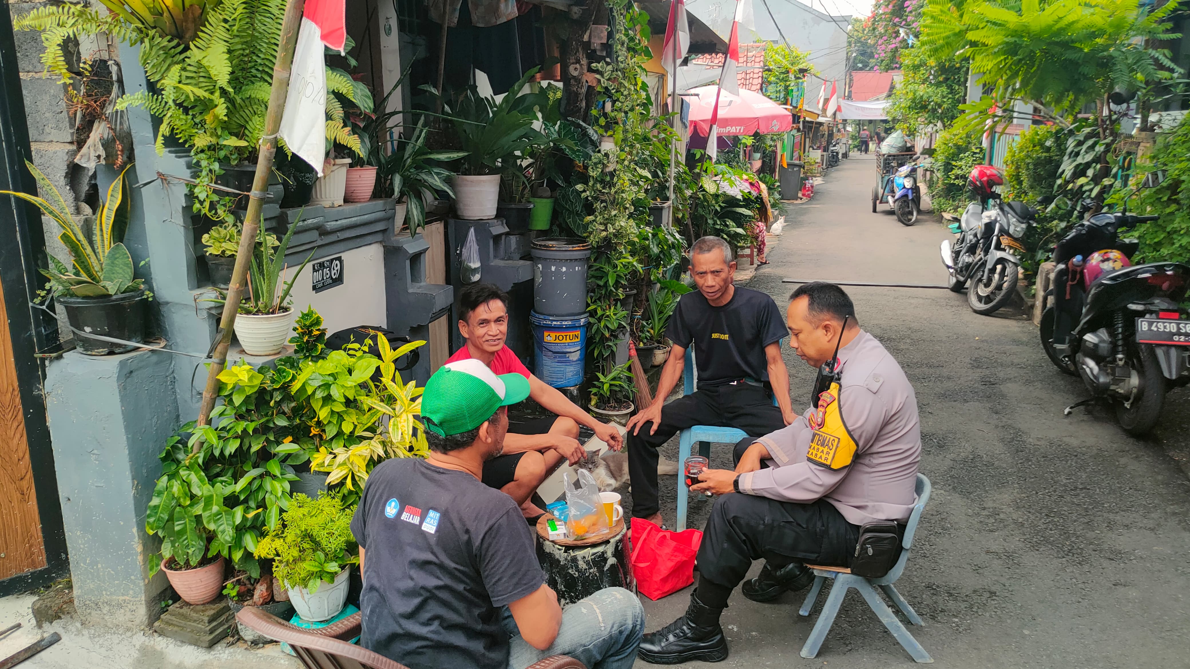 Bhabinkamtibmas Kelurahan Makasar Imbau Warga Antisipasi Tawuran dan 3C Menjelang HUT RI ke-80
