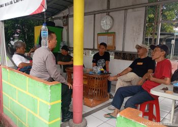 Bhabinkamtibmas Kelurahan Jati Kunjungi Pos Kamling, Sampaikan Himbauan Kamtibmas
