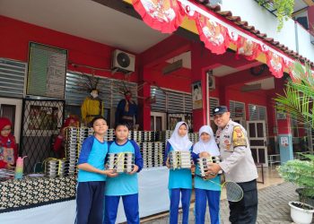 Polsek Cakung Dukung Program Asta Cita dengan Bagikan 3.235 Porsi Makanan Bergizi Gratis di 11 Sekolah