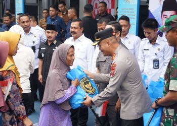 Menteri Imigrasi dan Pemasyarakatan RI Salurkan Bansos di Lapas Cikarang, Kapolres Metro Bekasi Hadir Beri Dukungan